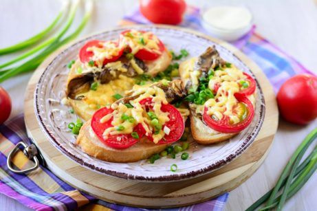 Бутерброды со шпротами, помидорами и сыром в духовке - фото шаг 6