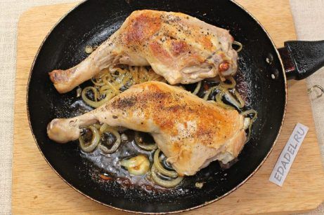 Курица, жареная с луком на сковороде - фото шаг 6