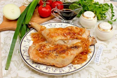 Курица, жареная с луком на сковороде - фото шаг 7