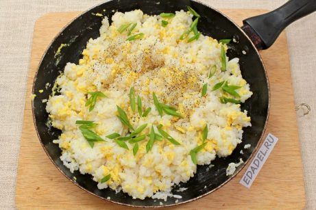 Жареный рис с яйцом по-китайски - фото шаг 8