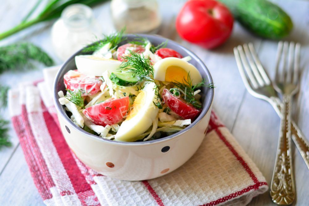 Салат с капустой, овощами и яйцом