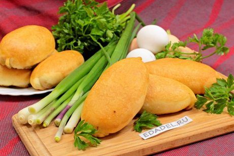 Печеные пирожки из дрожжевого теста с яйцом и зеленым луком - фото шаг 15