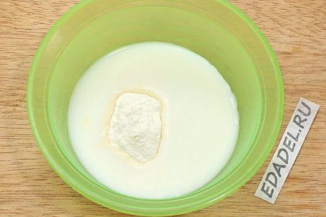 Омлет с мукой и молоком на сковороде - фото шаг 1