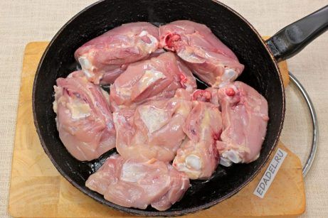 Куриные бедра, жареные на сковороде - фото шаг 2