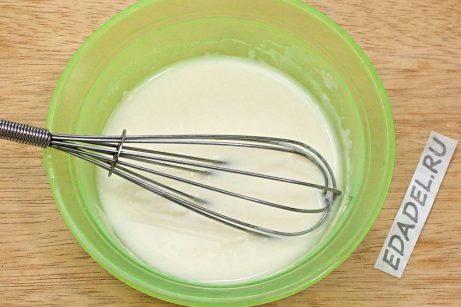 Омлет с мукой и молоком на сковороде - фото шаг 2