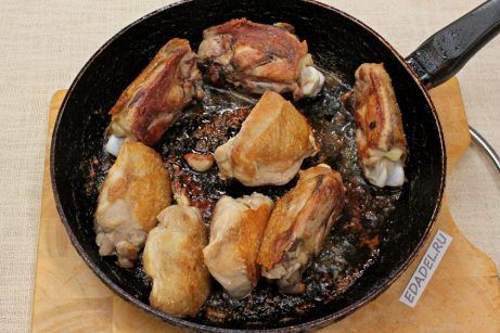Куриные бедра, жареные на сковороде - фото шаг 4
