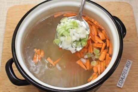 Куриный суп с лапшой и картошкой - фото шаг 4