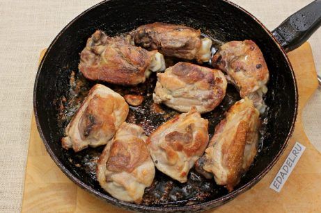 Куриные бедра, жареные на сковороде - фото шаг 5