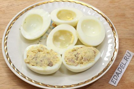 Яйца, фаршированные селедкой и желтком - фото шаг 6