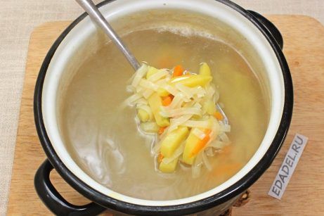 Куриный суп с лапшой и картошкой - фото шаг 6