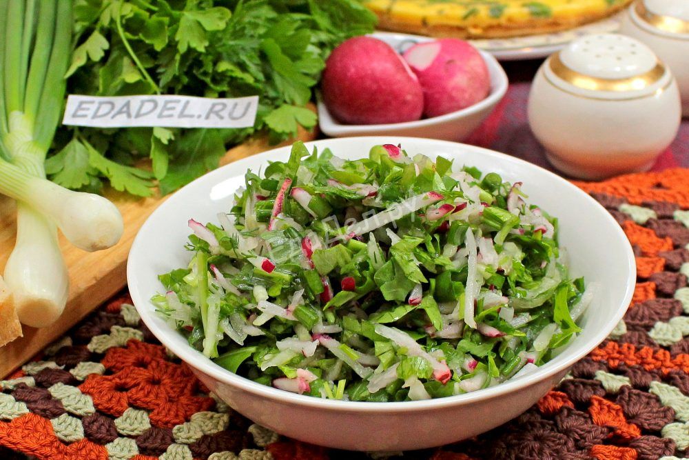 Зеленый салат с редиской и рукколой