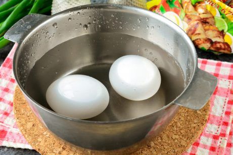 Гренки с яйцом и чесноком - фото шаг 1