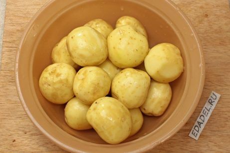 Вареная молодая картошка с маслом и укропом - фото шаг 1