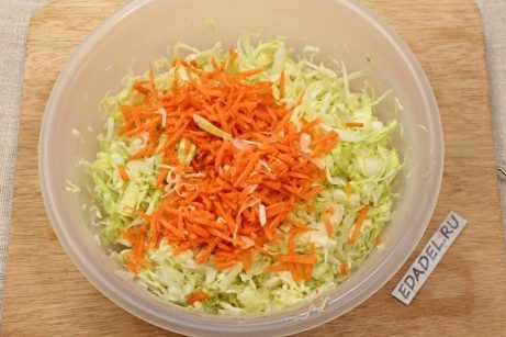 Салат из молодой капусты с морковью - фото шаг 2