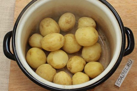 Молодая картошка в сметане с чесноком и укропом - фото шаг 2