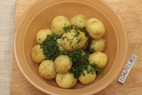 Молодая картошка в сметане с чесноком и укропом - фото шаг 3
