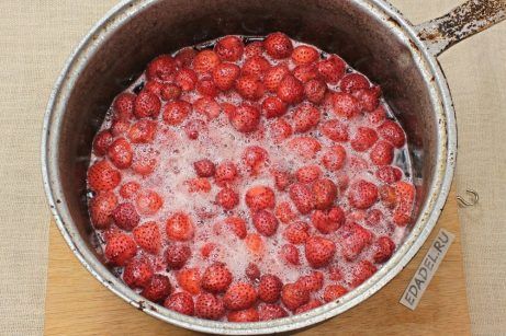 Варенье из клубники с целыми ягодами - фото шаг 3