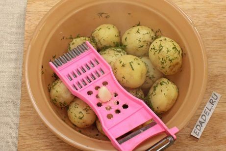 Молодая картошка в сметане с чесноком и укропом - фото шаг 4