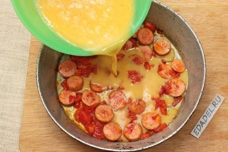 Омлет с сосисками и помидорами на сковороде - фото шаг 5