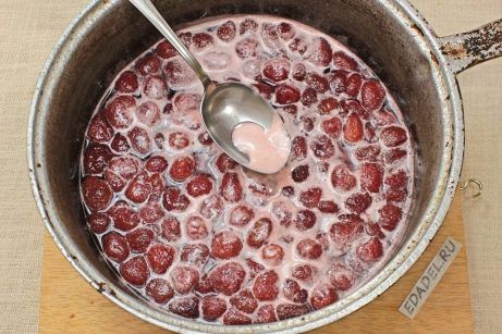 Варенье из клубники с целыми ягодами - фото шаг 5