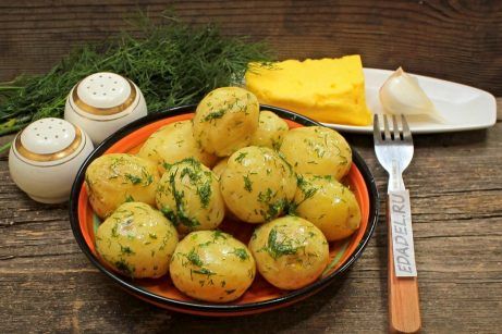 Вареная молодая картошка с маслом и укропом - фото шаг 6