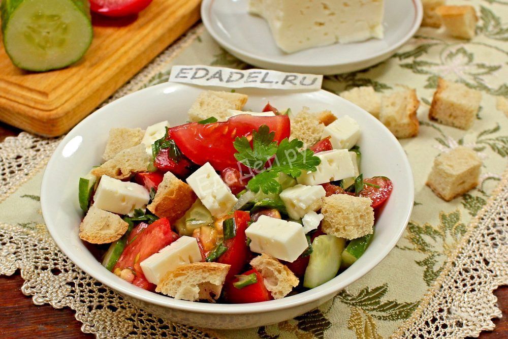 Овощной салат с брынзой и сухариками