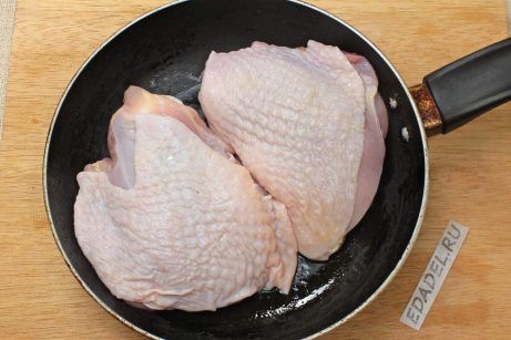 Жареная курица с чесночно-сметанным соусом - фото шаг 1