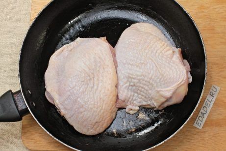 Жареные куриные бедра с луком и паприкой на сковороде - фото шаг 1