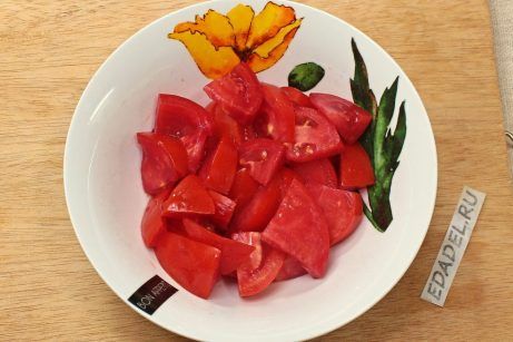Салат с брынзой, помидорами и базиликом - фото шаг 1