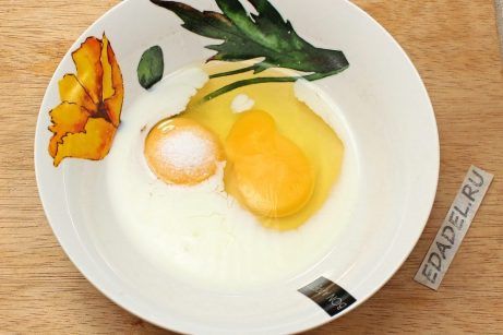 Омлет с молоком и помидорами на сковороде - фото шаг 1