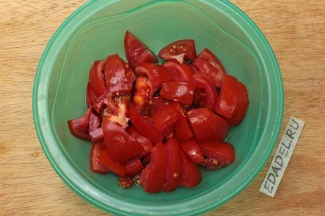 Салат из помидоров с базиликом и чесноком - фото шаг 1