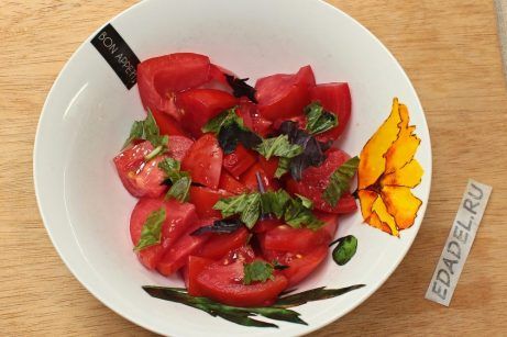 Салат с брынзой, помидорами и базиликом - фото шаг 2