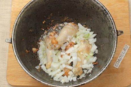 Рис с курицей и помидорами в казане на плите - фото шаг 2