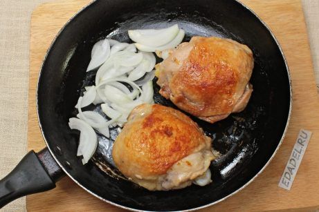Жареные куриные бедра с луком и паприкой на сковороде - фото шаг 3