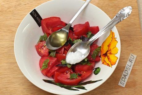 Салат с брынзой, помидорами и базиликом - фото шаг 3