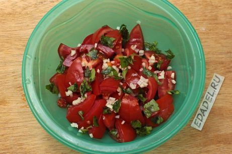 Салат из помидоров с базиликом и чесноком - фото шаг 3