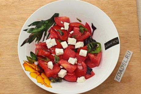 Салат с брынзой, помидорами и базиликом - фото шаг 4