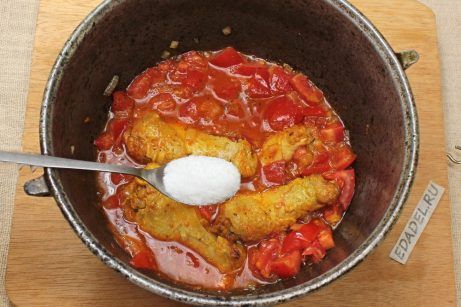Рис с курицей и помидорами в казане на плите - фото шаг 4