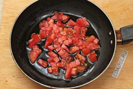 Омлет с молоком и помидорами на сковороде - фото шаг 4