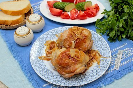 Жареные куриные бедра с луком и паприкой на сковороде - фото шаг 5