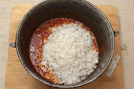 Рис с курицей и помидорами в казане на плите - фото шаг 5