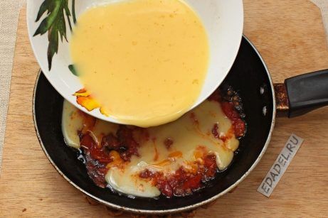 Омлет с молоком и помидорами на сковороде - фото шаг 5