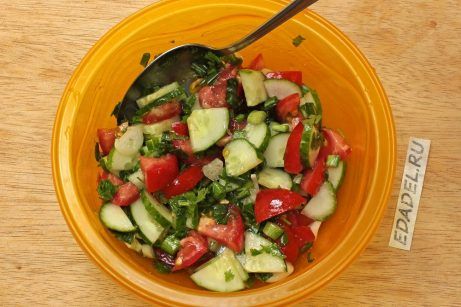 Овощной салат с брынзой и сухариками - фото шаг 6