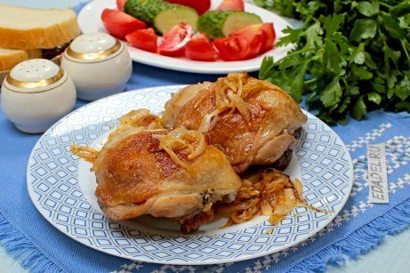 Жареные куриные бедра с луком и паприкой на сковороде - фото шаг 6