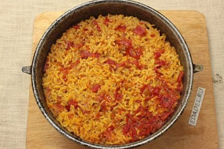 Рис с курицей и помидорами в казане на плите - фото шаг 6
