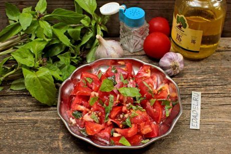 Салат из помидоров с базиликом и чесноком - фото шаг 6