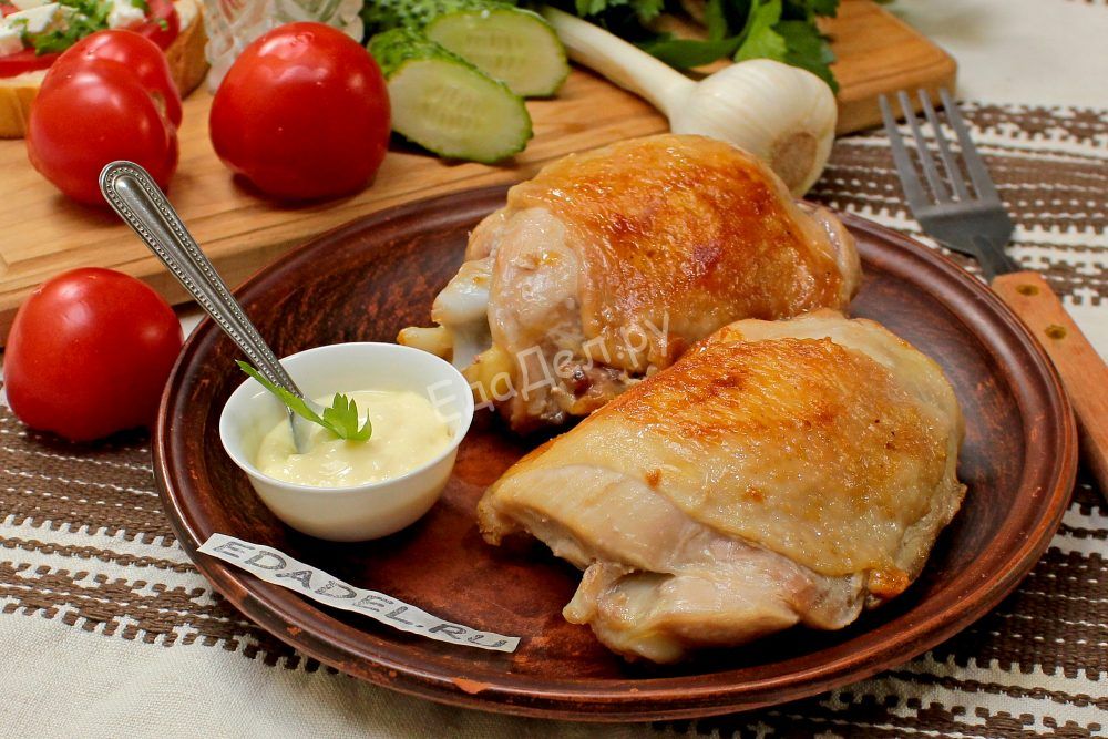 Жареная курица с чесночно-сметанным соусом