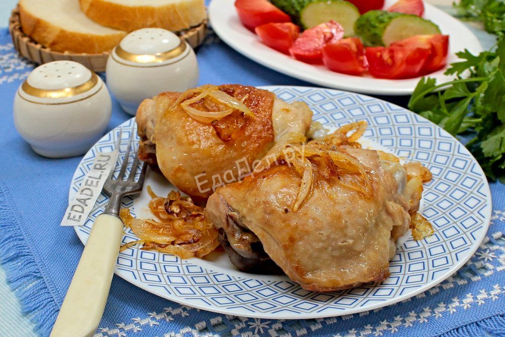 Жареные куриные бедра с луком и паприкой на сковороде