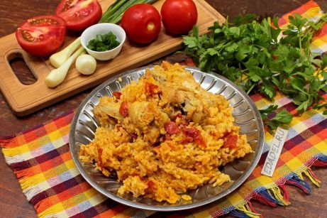 Рис с курицей и помидорами в казане на плите - фото шаг 7