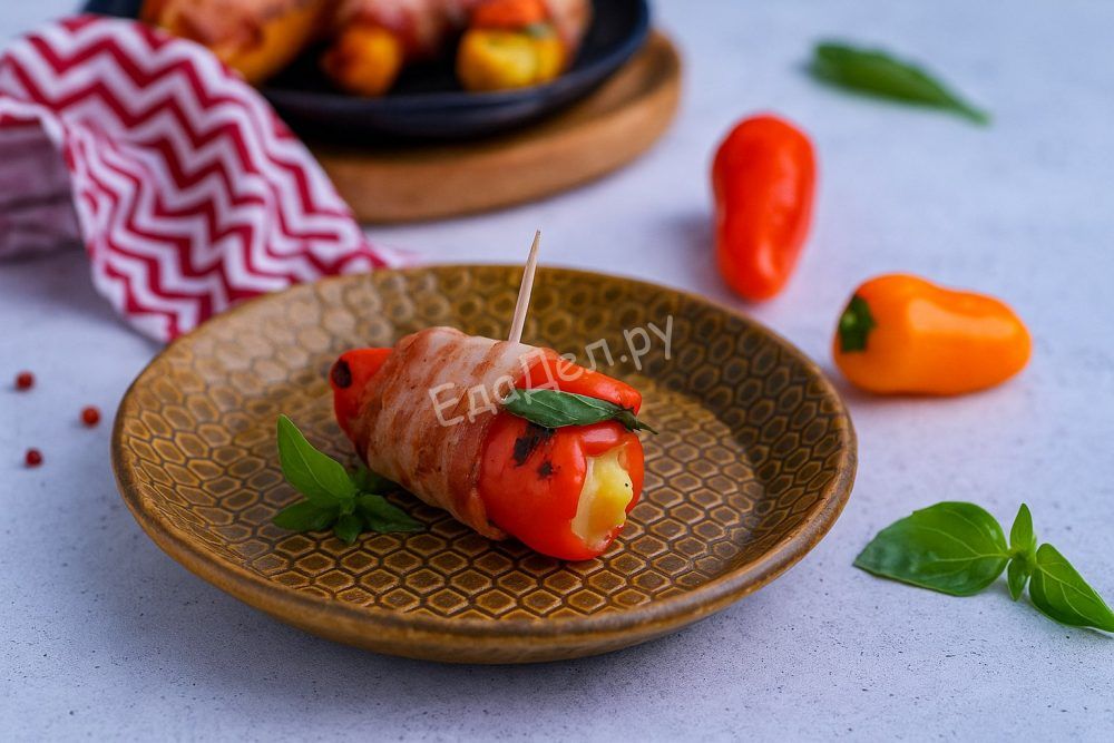 Перчики фаршированные в беконе, закуска на гриле